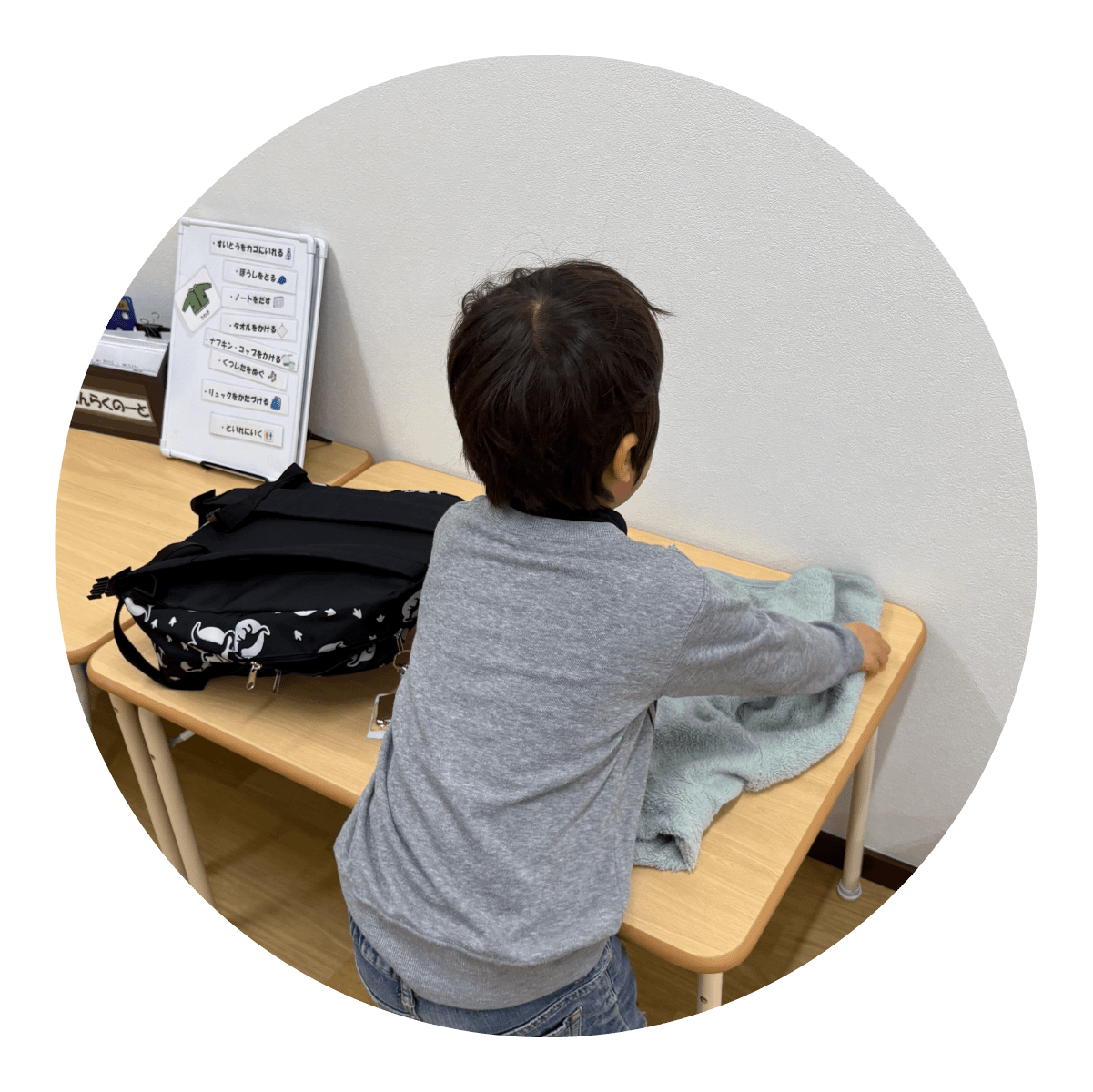 降所の時間にカバンを片付ける子どもの様子