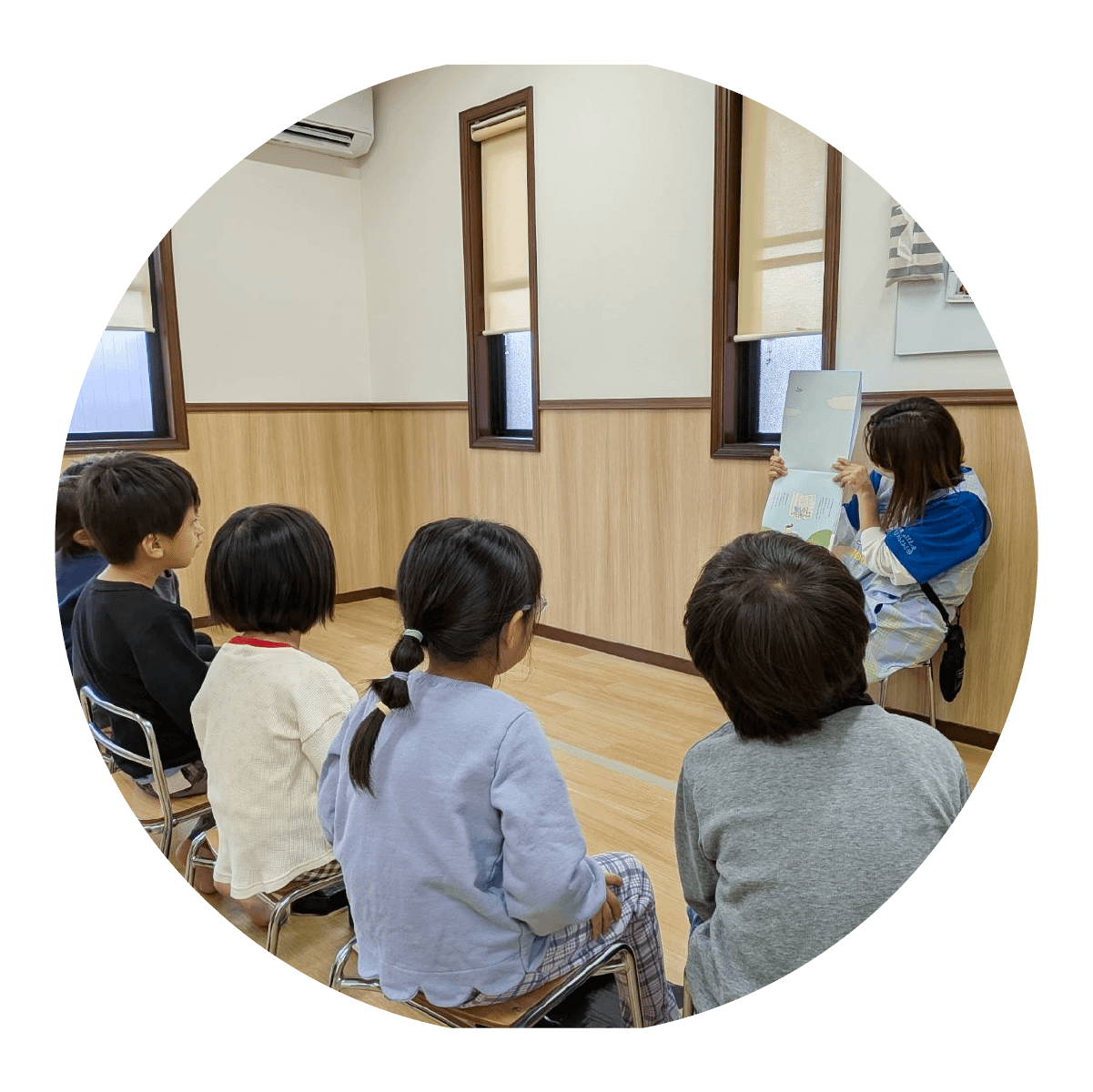 朝の会で先生の話を聞く子どもたちの様子