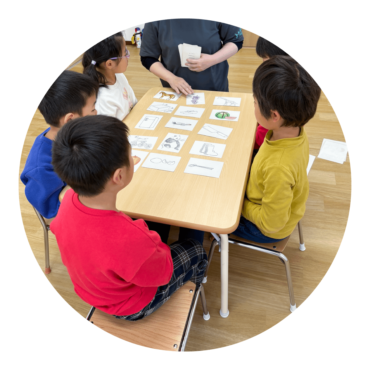 月ごとの設定活動でカード課題に取り組む様子